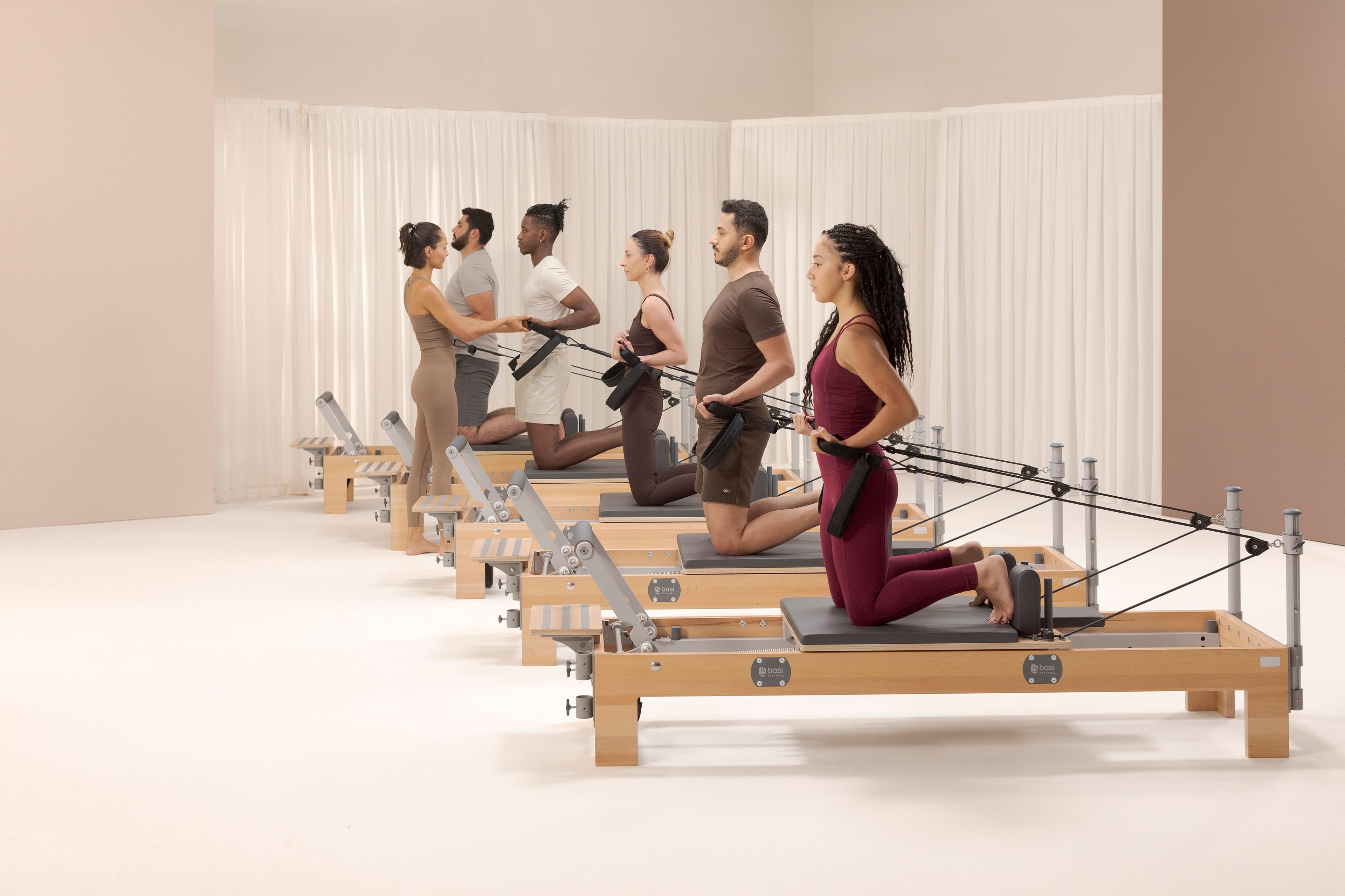 Pilates sau sinh: bằng chứng nói gì, khi nào bắt đầu, và tính năng máy nào quan trọng