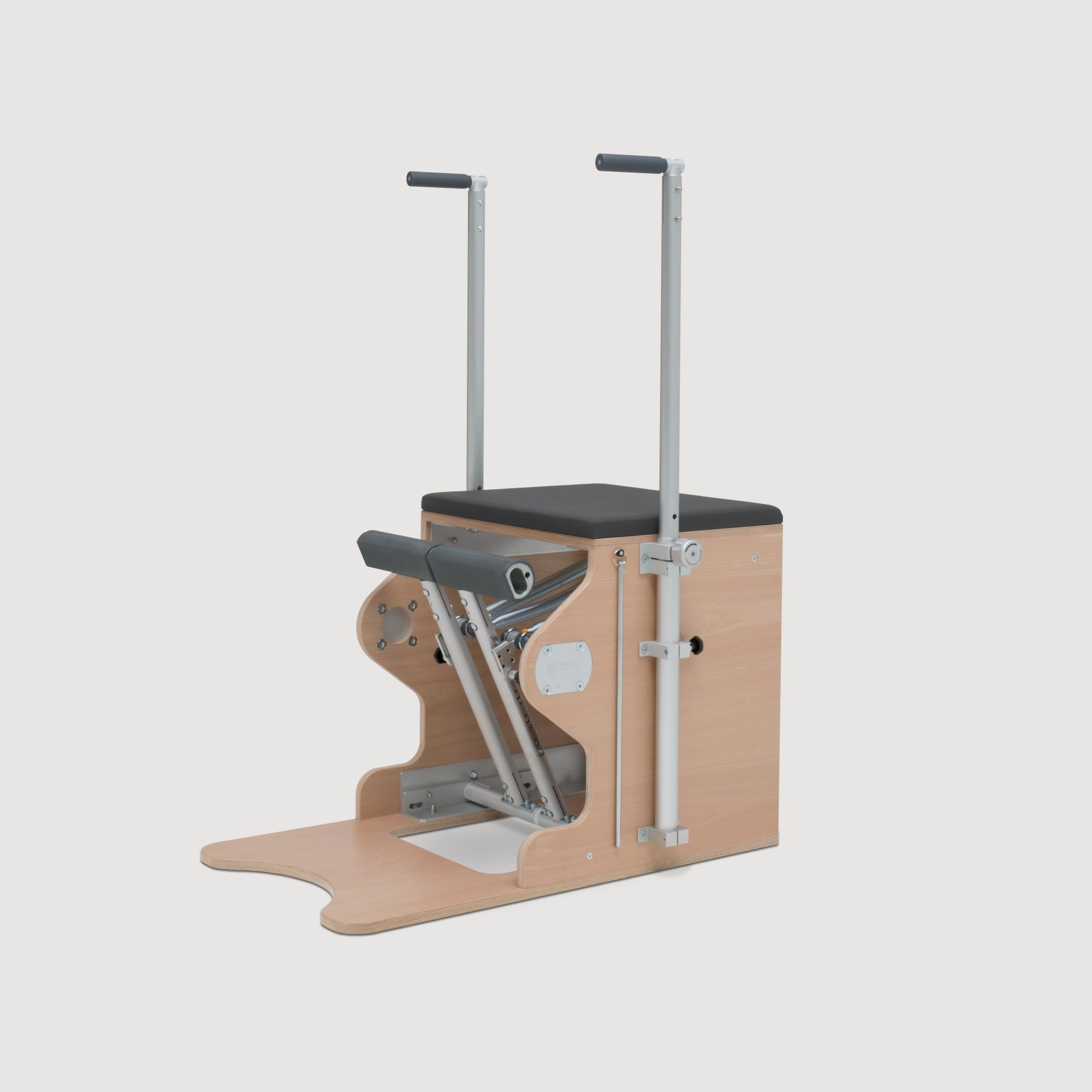 BASI Wunda Chair nhìn nghiêng: pedal tách đôi, tay vịn điều chỉnh 4 nấc, khung gỗ beech