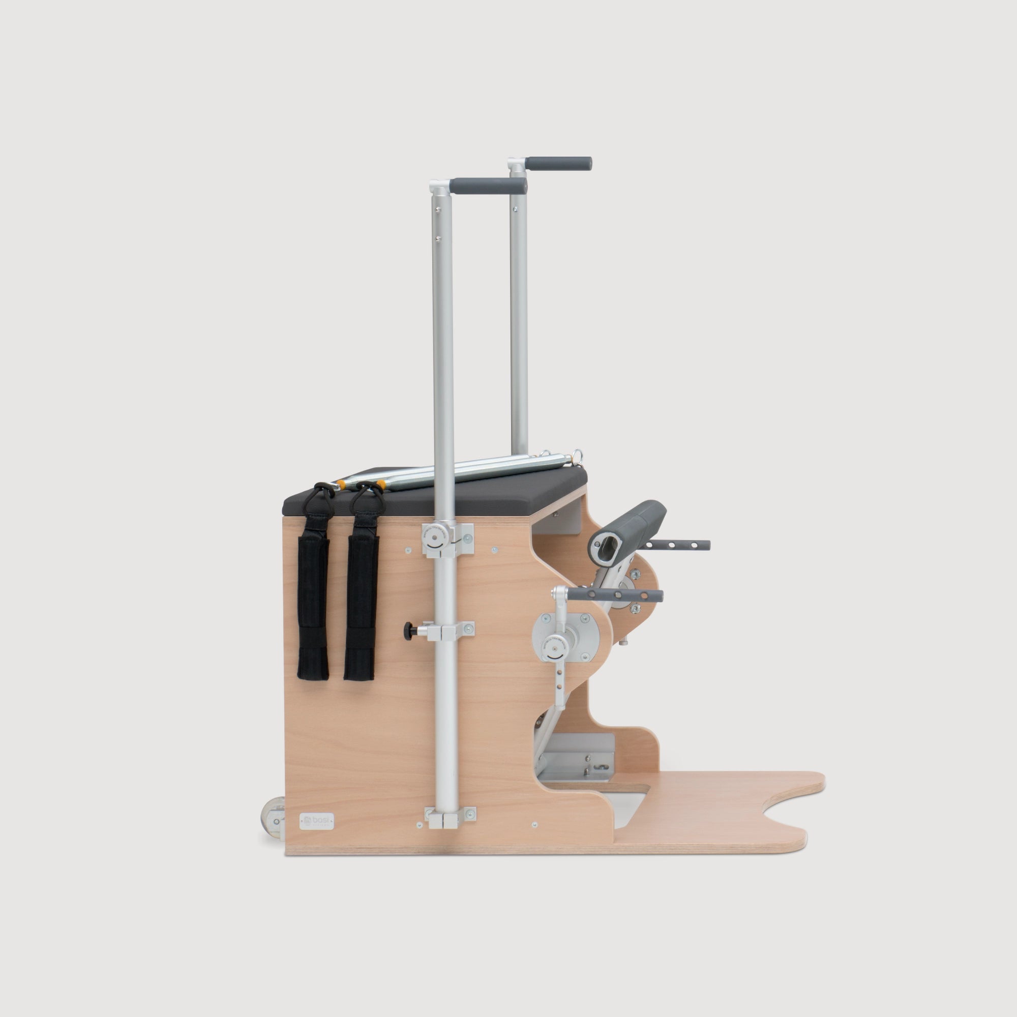 Wunda Chair: người tập đứng hoặc ngồi trên ghế cố định, đạp pedal gắn lò xo