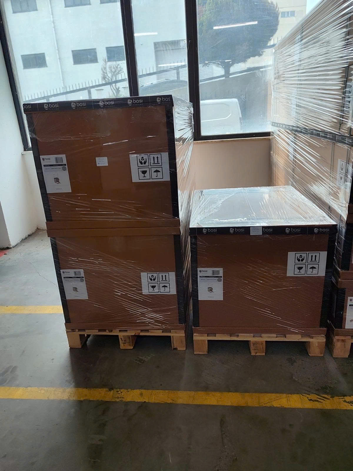 Khung kim loại và thùng carton linh kiện thiết bị Pilates BASI được bọc cố định trước khi vận chuyển