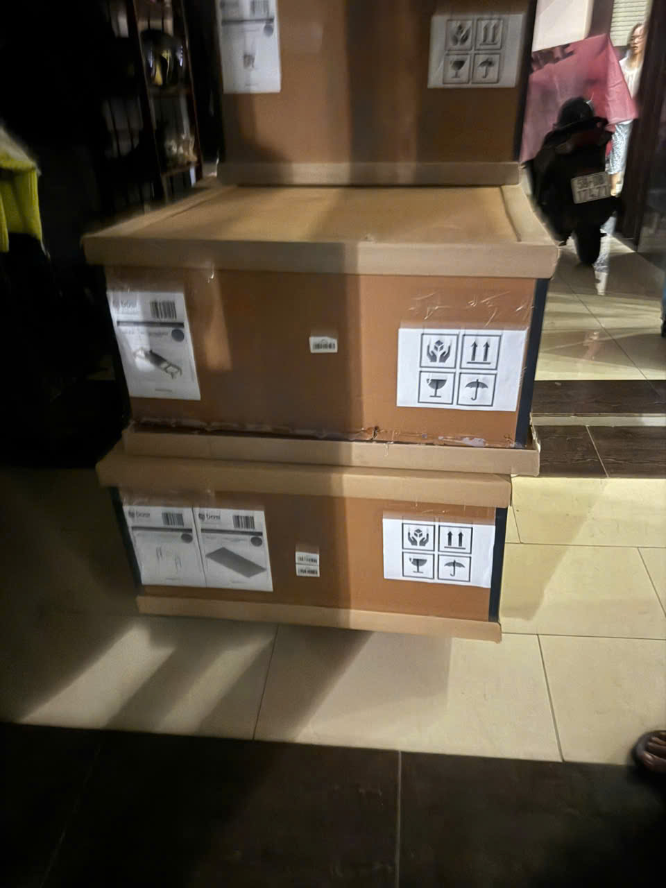 Thùng carton lớn đựng thiết bị Pilates BASI in ký hiệu chiều đặt và hàng dễ vỡ